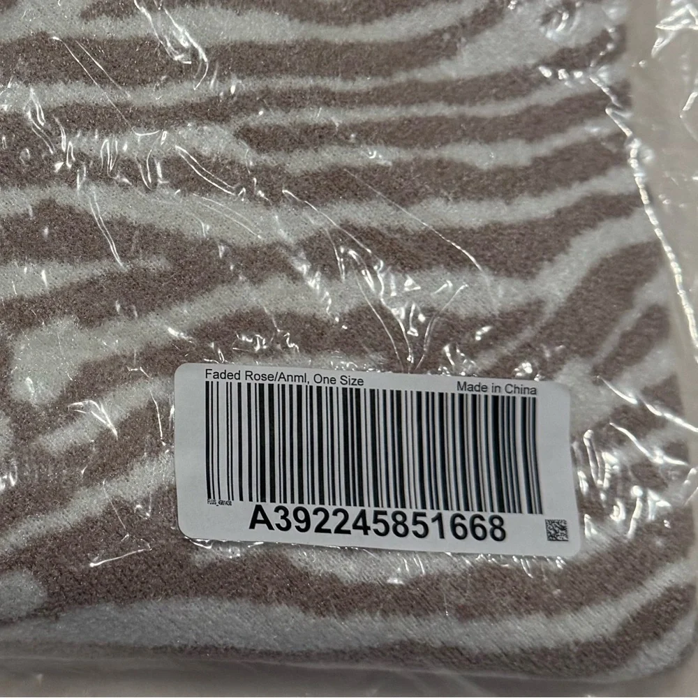 Barefoot Dreams Animal Print White and‎ Pink Poncho | One Size - Picture 6 of 6